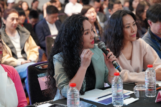 方鹂鹂担任英国“水立方中文歌曲大赛”评委