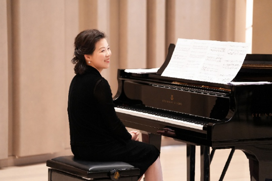 冯熠副教授为赵艺宇钢琴伴奏