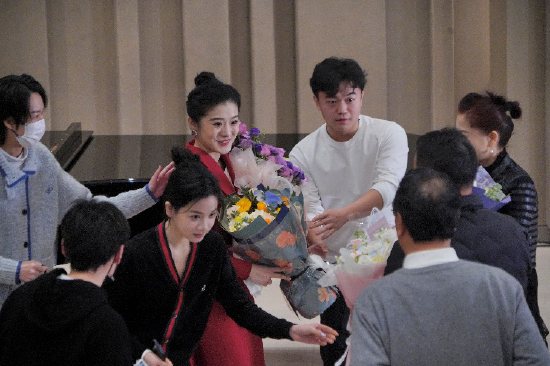 同学们纷纷向赵艺宇致贺