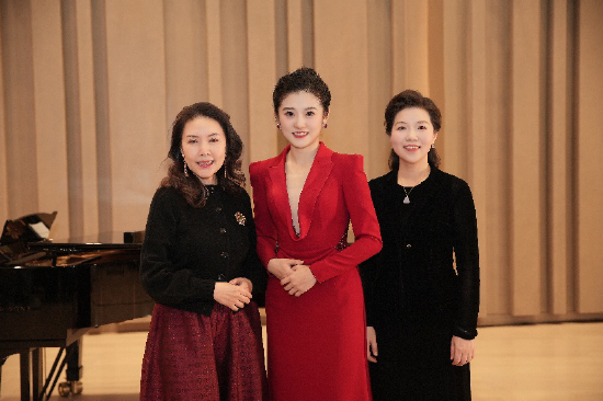 赵艺宇与导师方琼（左）教授、艺术指导冯熠副教授