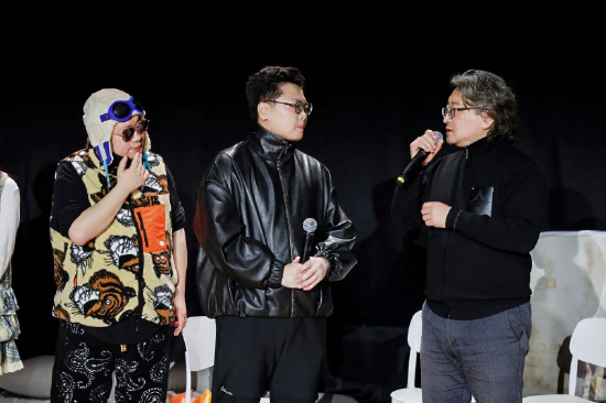 苗雨（右）与丁一滕、金广发交流