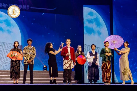 外国留学生朗读《月光下的中国》