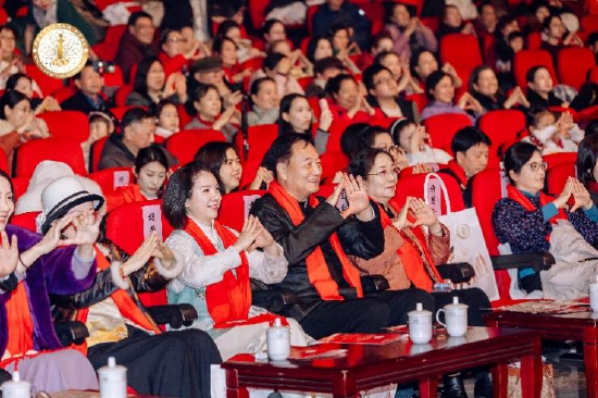 嘉宾、观众与台上演员互动