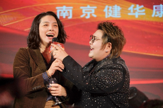 潘凝红院长与歌手孙丹同唱一首歌