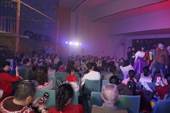 演出现场 范素丽/摄