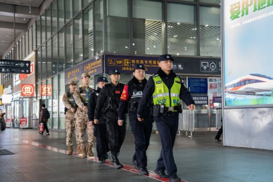 图：南京南站派出所民警联合武警开展日常巡逻 拍摄：李宁