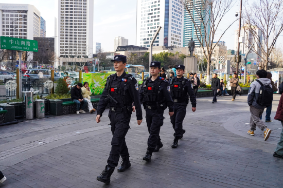 图：特警队员在核心商贸区开展步巡 拍摄：赵洪翔