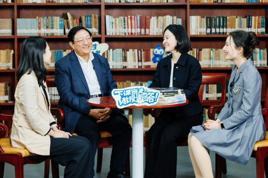 从左往右依次为：胡陈红、赵曙明、杨丽、黄玺澄