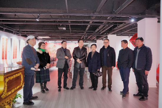 萧平夫妇等一行在展厅