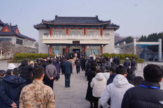 奠仪现场静静的人流