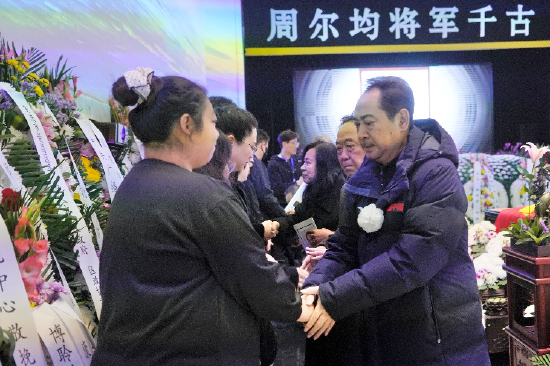 演员刘劲与笔者等慰问周将军后人