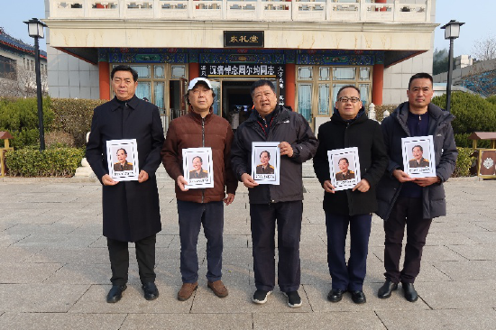 周将军、邓在军夫妇挚友王奇（右三）等人在现场 王建宏摄