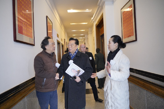 笔者与李双江、梦鸽夫妇交谈