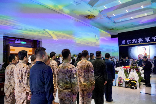 战士们向老兵道别