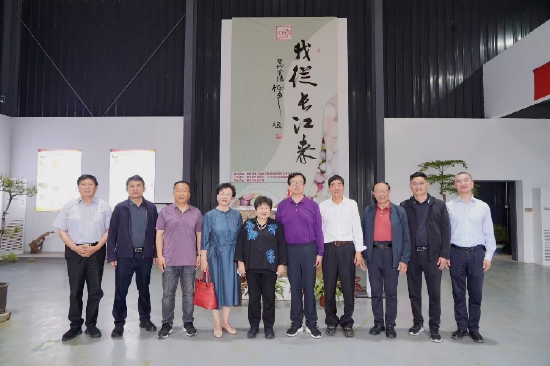 寿嘉华会长等在公园考察 （资料图片）