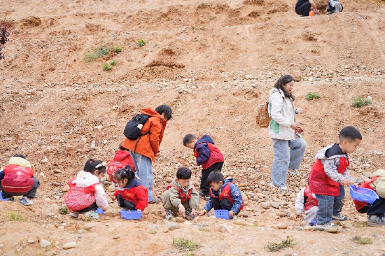 小朋友赏石、淘石