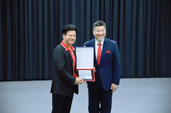 帕克·杰恩主席向舞蹈学院刘仲宝院长赠送纪念证书