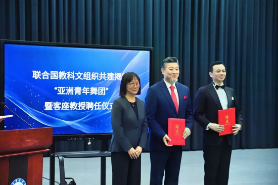 王更新校长为两位专家颁发客座教授聘书