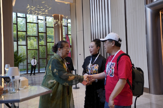 左起娄迺鸣、戚慧、笔者场外交流