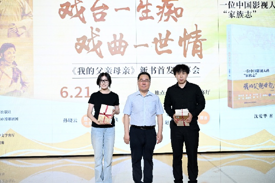 王钦仁副总编辑向青年从艺者赠书
