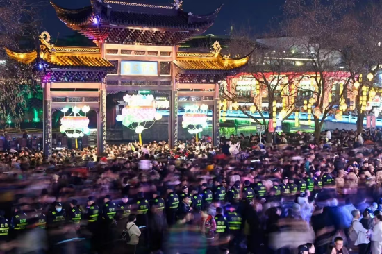 灯会期间，民警武警混编人墙对客流进行疏导（拍摄：张祖铭）