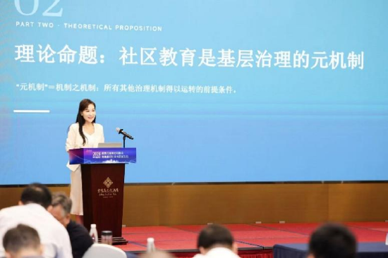 “双社”创新实验室秘书长张馨月向与会嘉宾介绍实验成果