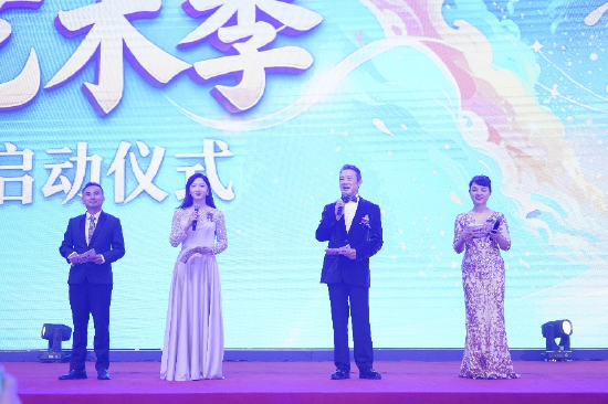 主持人（从左至右）陆洋、颜子娟、赵保乐、张红梅