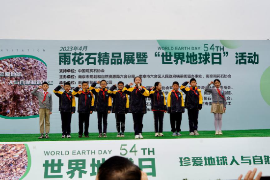 少先队员宣读“善待地球、保护环境”《倡议书》