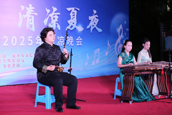 季天羽表演二胡曲《雨碎江南》