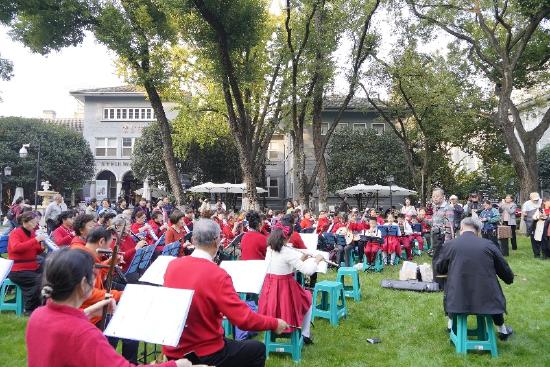 草坪上奏响红楼名曲