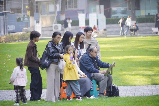 活动现场长者作画