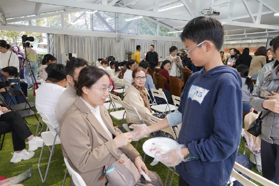 方兴小学同学朱友柏给妈妈品尝自己做的点心