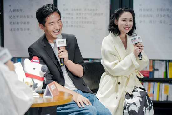 郭晓东、程莉莎夫妇喜不自禁