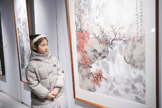 小朋友被画作吸引
