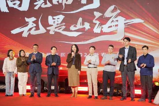 医院领导班子集体登台拜年