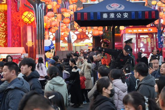 图：特警队员在夫子庙景区帮助外地游客指路 拍摄：赵阳