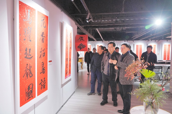 黄正明向萧平等一行介绍作品概况