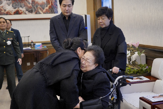 殷秀梅与邓导深情相拥