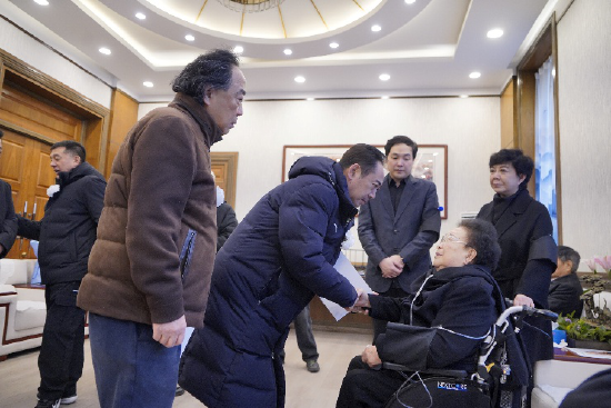 演员刘劲与笔者安慰邓导