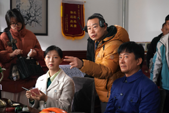 曲有为导演给演员说戏