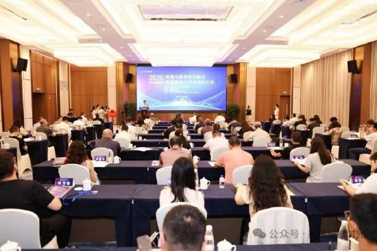 座谈会现场，来自全国各地的专家学者、著名社区教育或社会治理品牌创立者争相发言