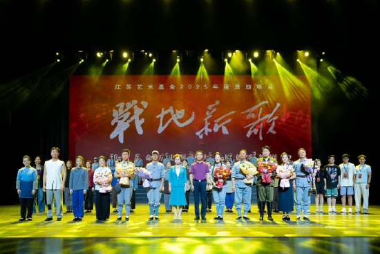 校领导与观演嘉宾和演员留影