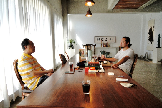 笔者（左）采访陈建华 范素丽/摄