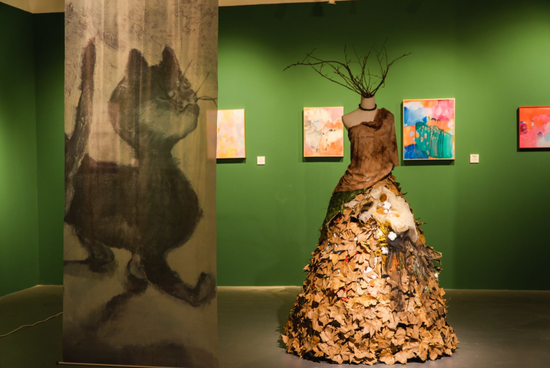 五色红女性艺术展南京揭幕