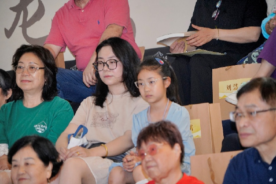 十岁小姑娘一诺听得入神