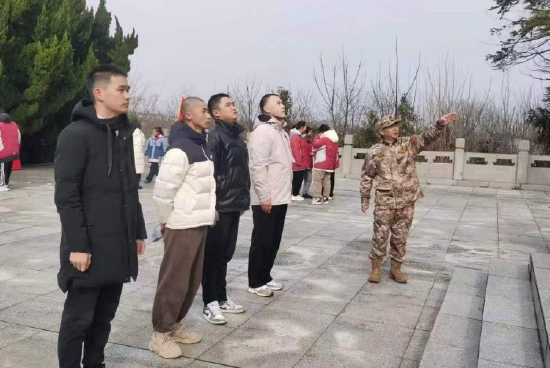 熊志中宣讲桂子山战斗故事