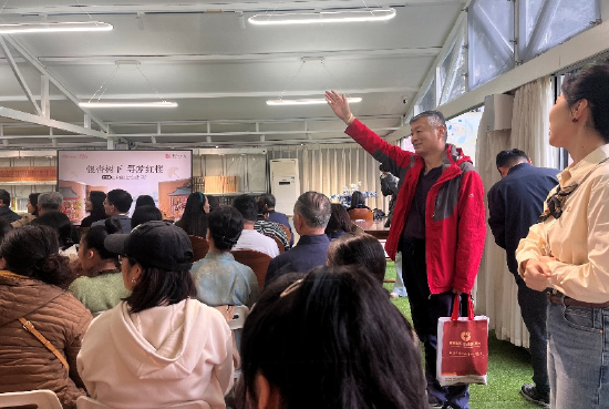 没座位站着聆听的“红学迷”也踊跃抢答