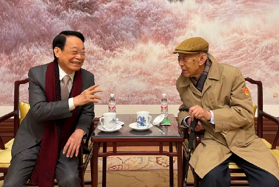 萧晖荣教授与罗贻教授欢谈