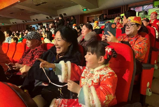 开场小机器狗的趣味互动让大人小孩乐陶陶