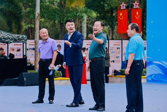 倪夏宇与父亲倪明等人的演出照